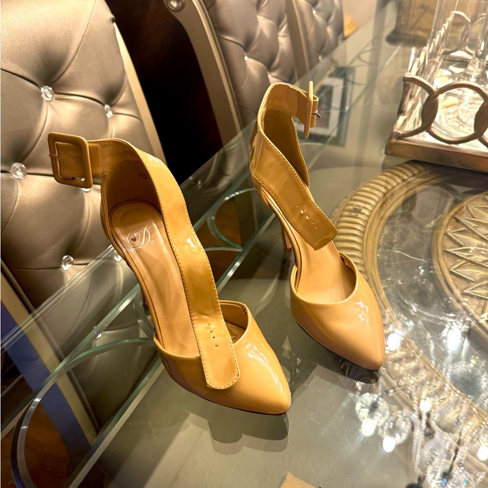 Beige 6 1/2 or 7 pump shoe hell is about 3 inches got them up winners